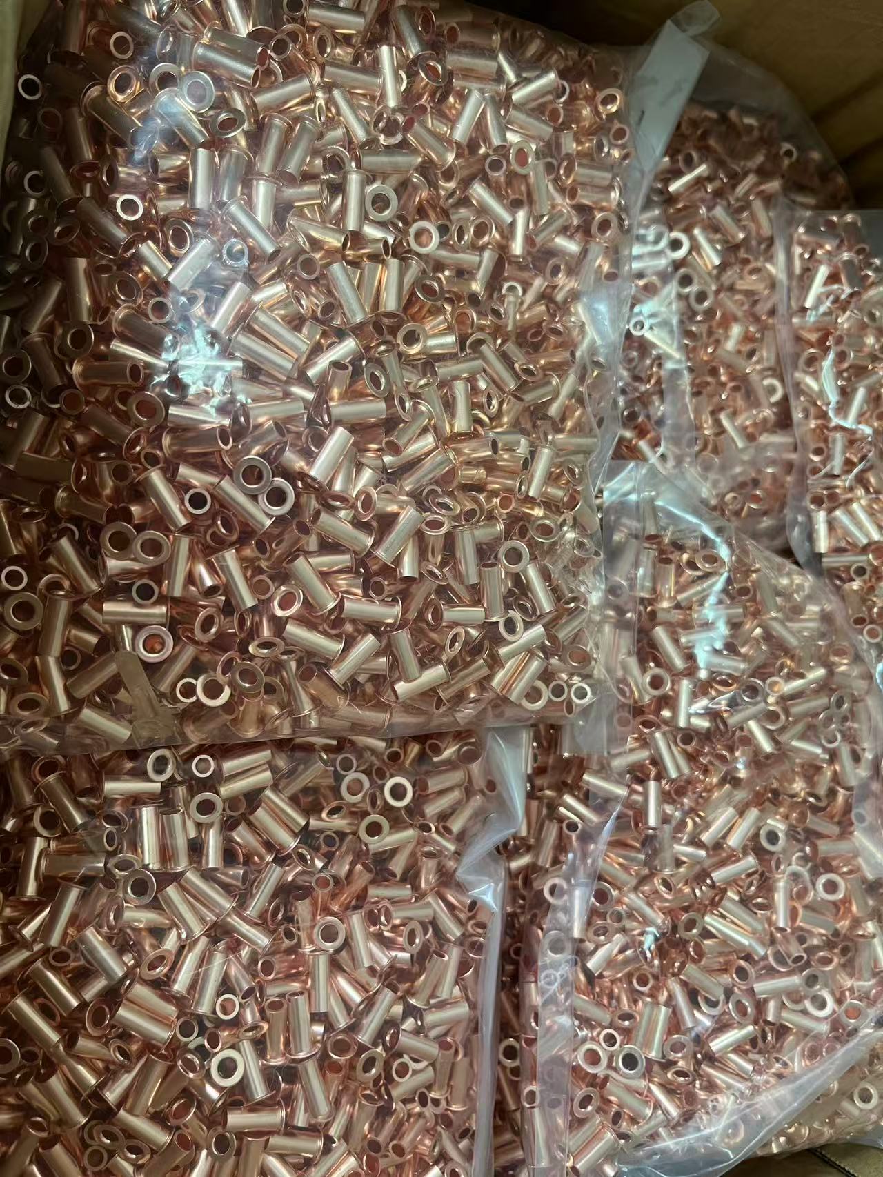 Nuote Metals sender DIN 7340 A kobberrørnitter til Ungarn – lille batch, fuld præcision